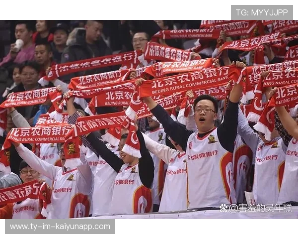 国内足球联赛球队轮番换阵，比赛局势扑朔迷离，中国足协转会窗口